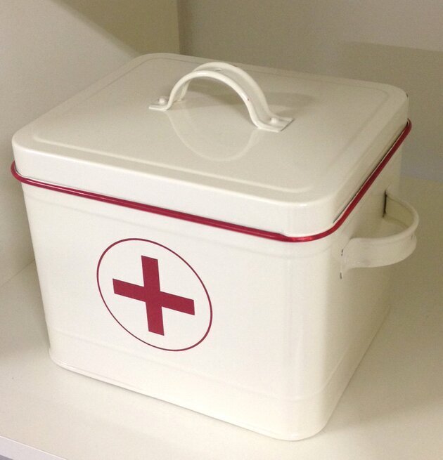 Bild av stilren och funktionell medicinlåda i plåt