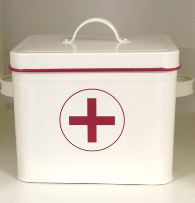 Bild på stilren medicinlåda i vit metall med rött kors