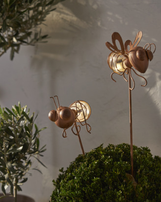 Bild av dekorativa solcellsfigurer för trädgården