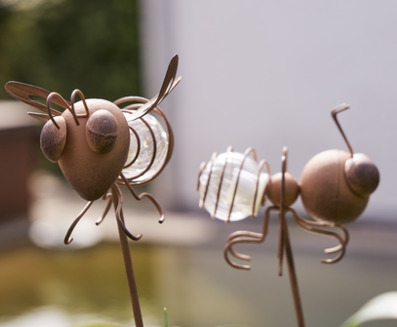 Foto av charmiga solcellsdekorationer i trädgård