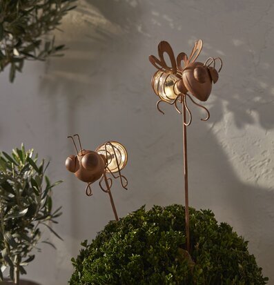 Bild av solcellsdekorationer i naturlig trädgårdsmiljö