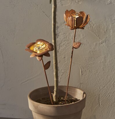 Bild av solcellsdekorationer med blommotiv i kruka