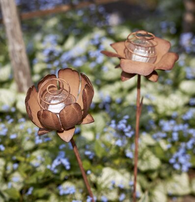 Bild av solcellsdekorationer i trädgårdsmiljö