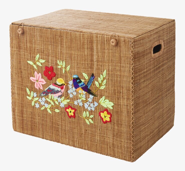 Bild av handbroderad förvaringskorg med fågelmotiv