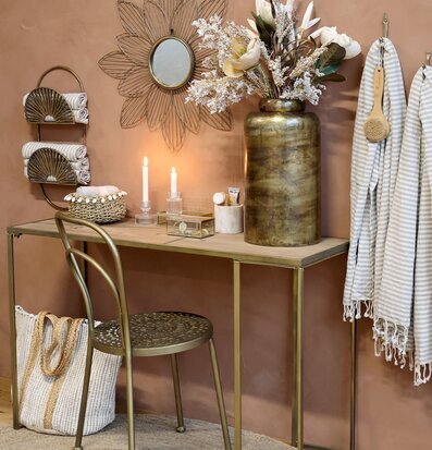 Bild av harmonisk inredning med antik mässingsdetalj