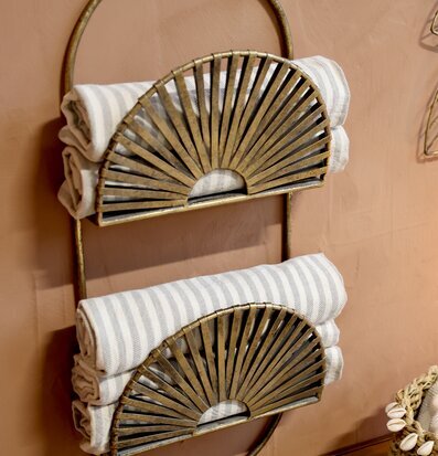 Bild av elegant och rustik vägghylla i antik mässing