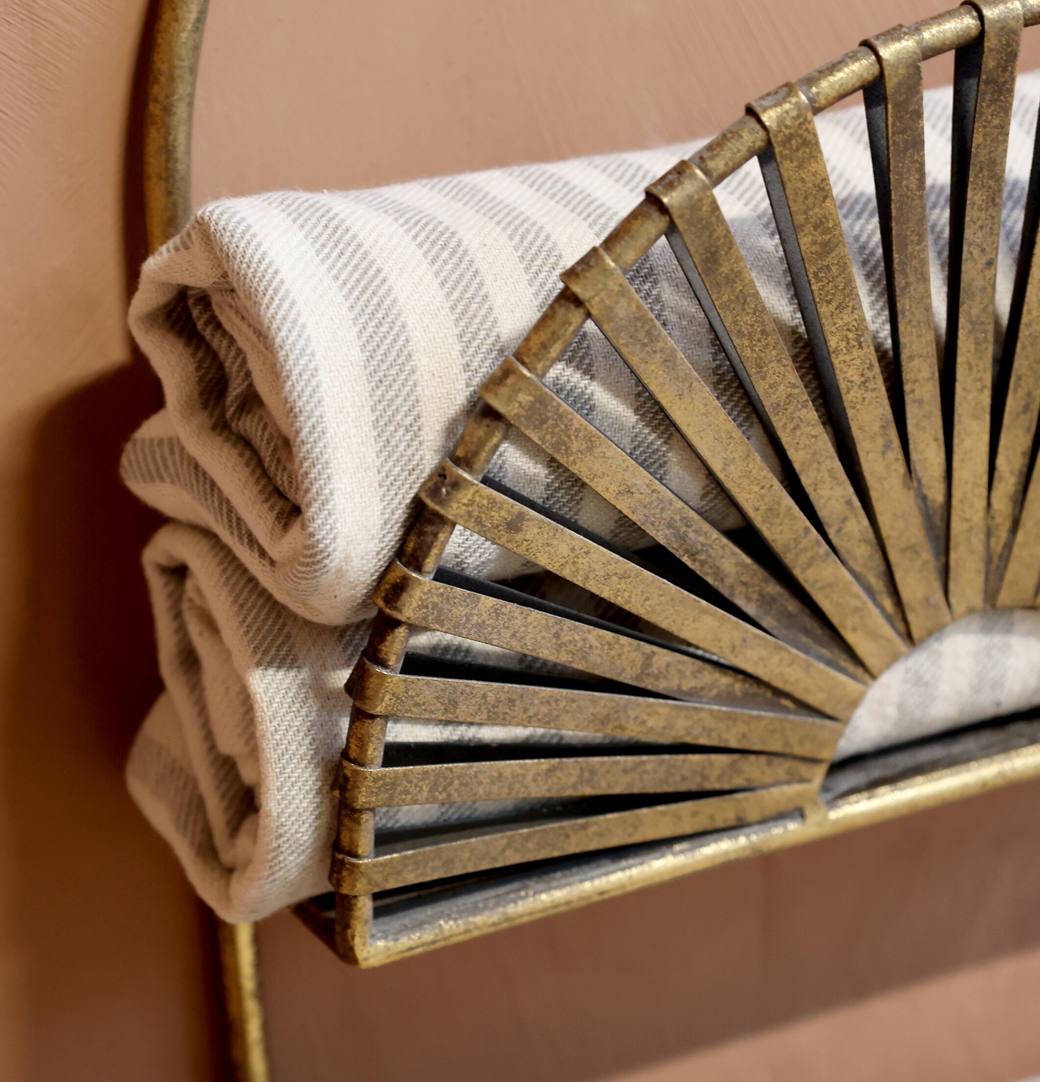 Vägghylla Antik Mässing från Chic Antique i rustik miljö