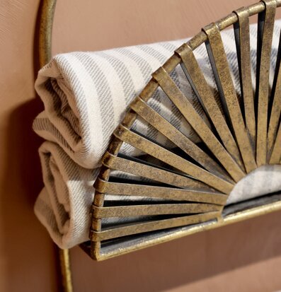 Bild av antik mässinghylla med unik metallkonstruktion