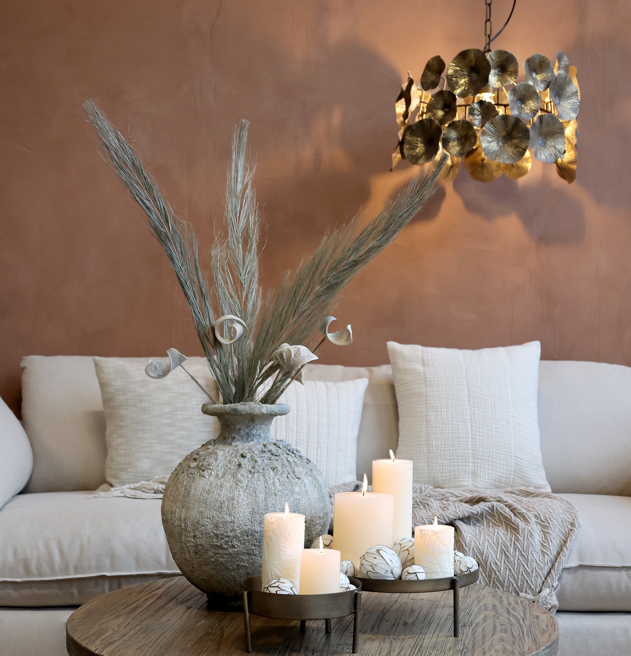 Taklampa Med Blomsterdekor från Chic Antique i rustikt rum