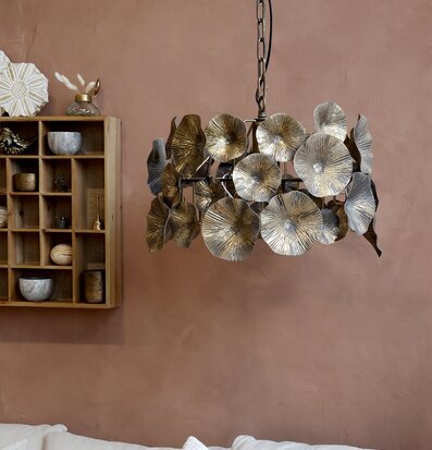 Bild av elegant interiör med dekorativ taklampa