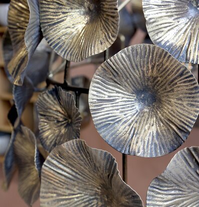 Bild av taklampa med blomsterdekor i metallnyans