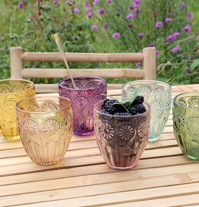 Bild av färgglada glas i naturskön och fridfull miljö