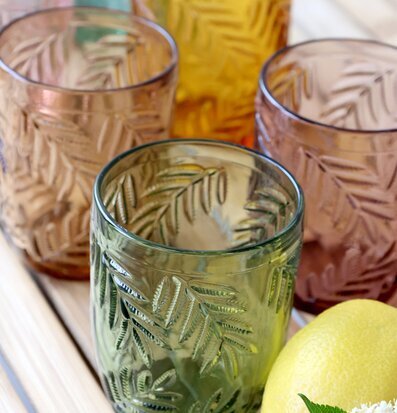 Bild av eleganta glas med naturligt lövverk mönster