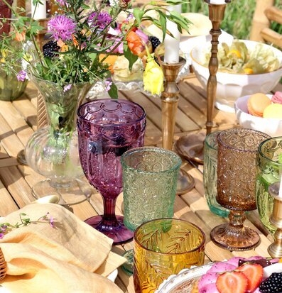 Bild av ett elegant och färgglatt dukat trädgårdsbord