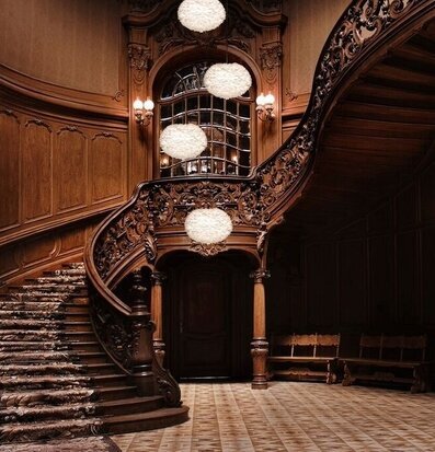 Foto av elegant trätrappa med sofistikerad belysning