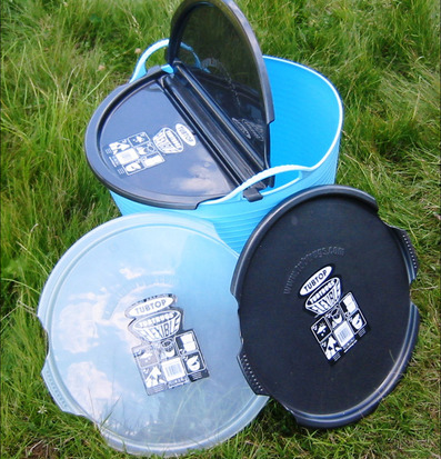 Bild av mångsidiga lock på gräsmark för förvaring