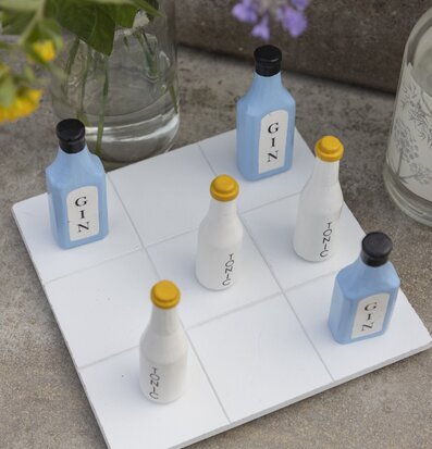 Bild av kreativt spel med gin och tonic-flaskor