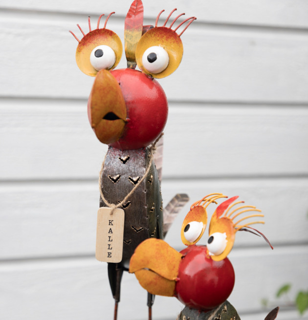 Fågel Kalle & Kennet från Different Design i trädgård