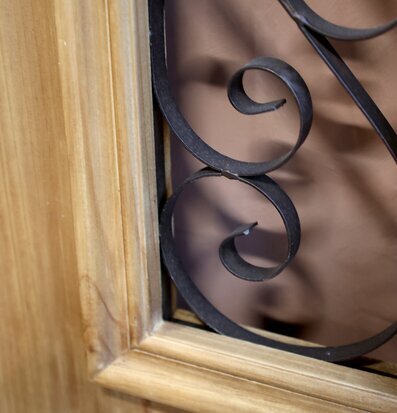 Bild av trädekoration med smidesjärn detaljer