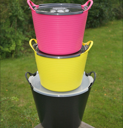 Bild av färgglada och praktiska plastbehållare utomhus