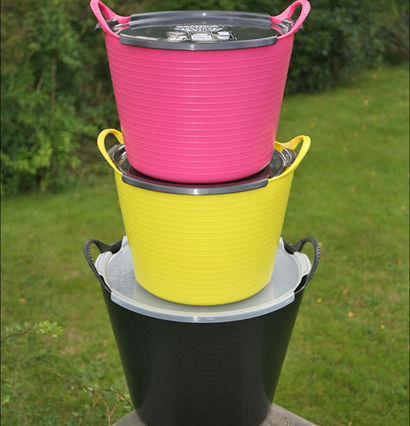 Bild av färgglada och praktiska plastbehållare utomhus