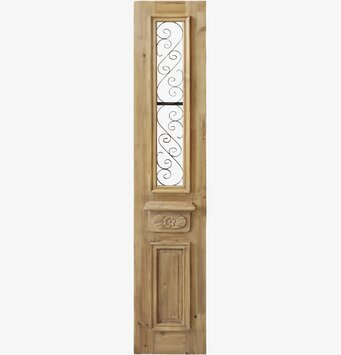 Bild av trädekoration med smidesdetaljer och blommotiv