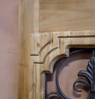 Bild av trädekoration med smidesdetaljer i vintage stil