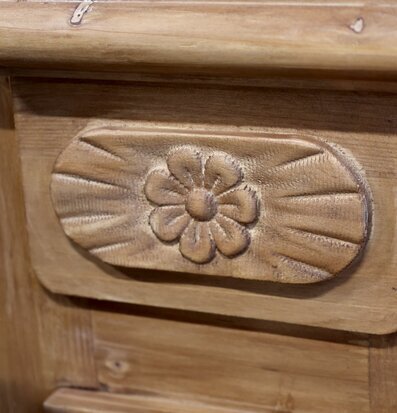 Bild av utsökt trähantverk med blommotiv och detaljer