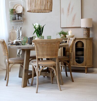 Bild av harmoniskt inrett rum med naturliga detaljer