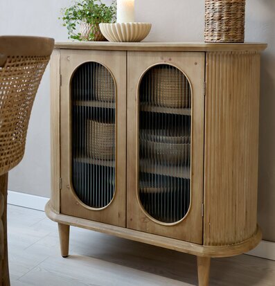 Bild av stämningsfull inredning med naturliga inslag