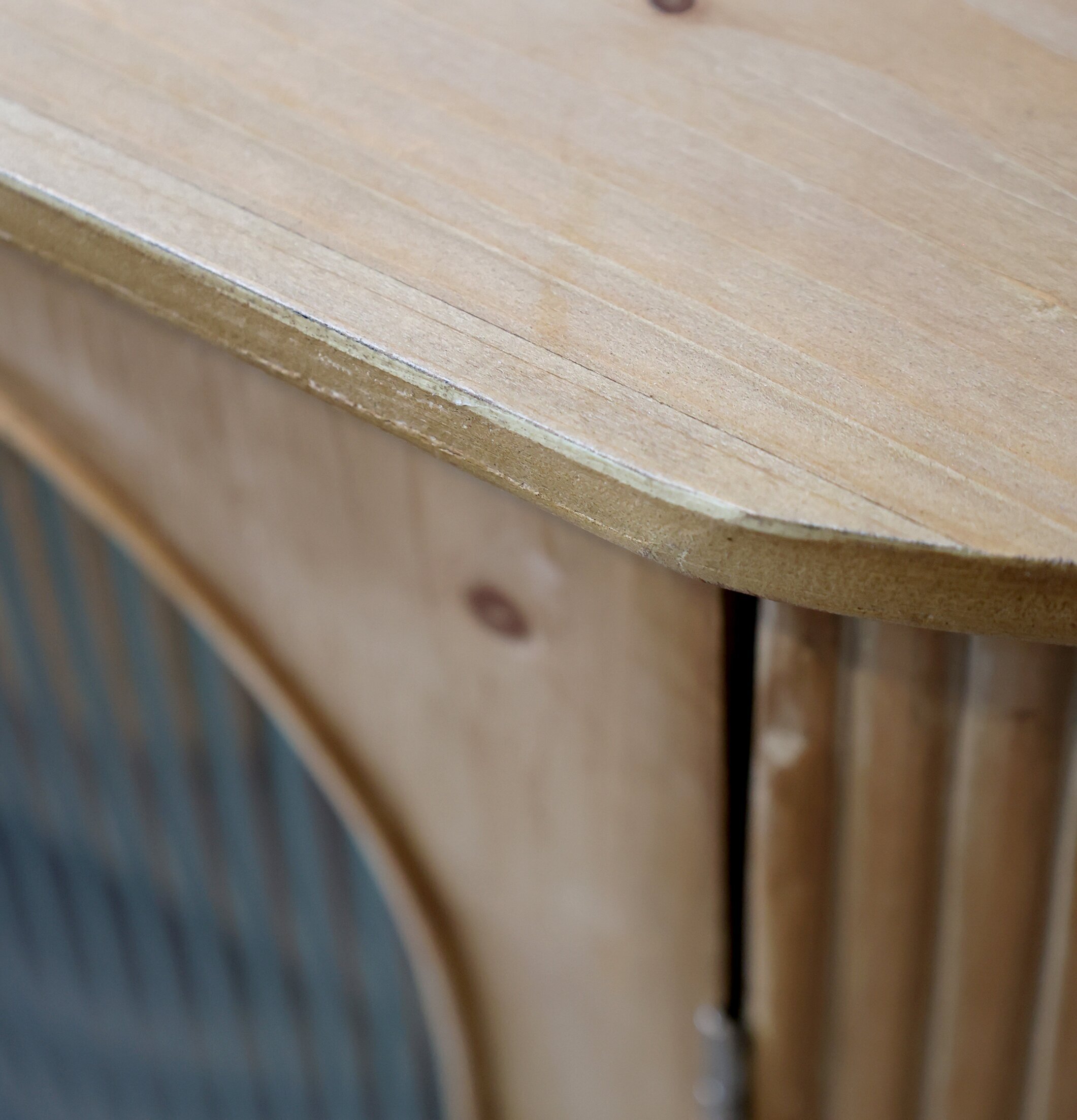 Skänk Med Glasdörrar från Chic Antique i massivt trä