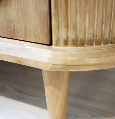 Bild av träskänk med glasdörrar och konformade ben