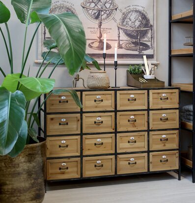 Bild av rustik kommod med 16 lådor och väggkonst