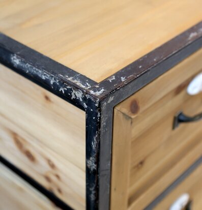 Bild av robust kommod med 16 lådor i trä och metall