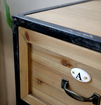 Bild av kommod med 16 lådor i trä och metall