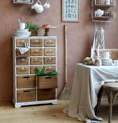 Foto av rustik kommod i vintage stil med 16 lådor