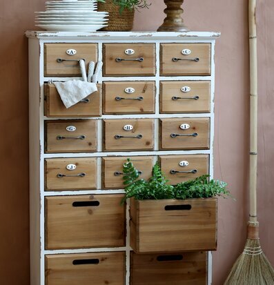 Bild av antik kommod med lantlig och rustik stil