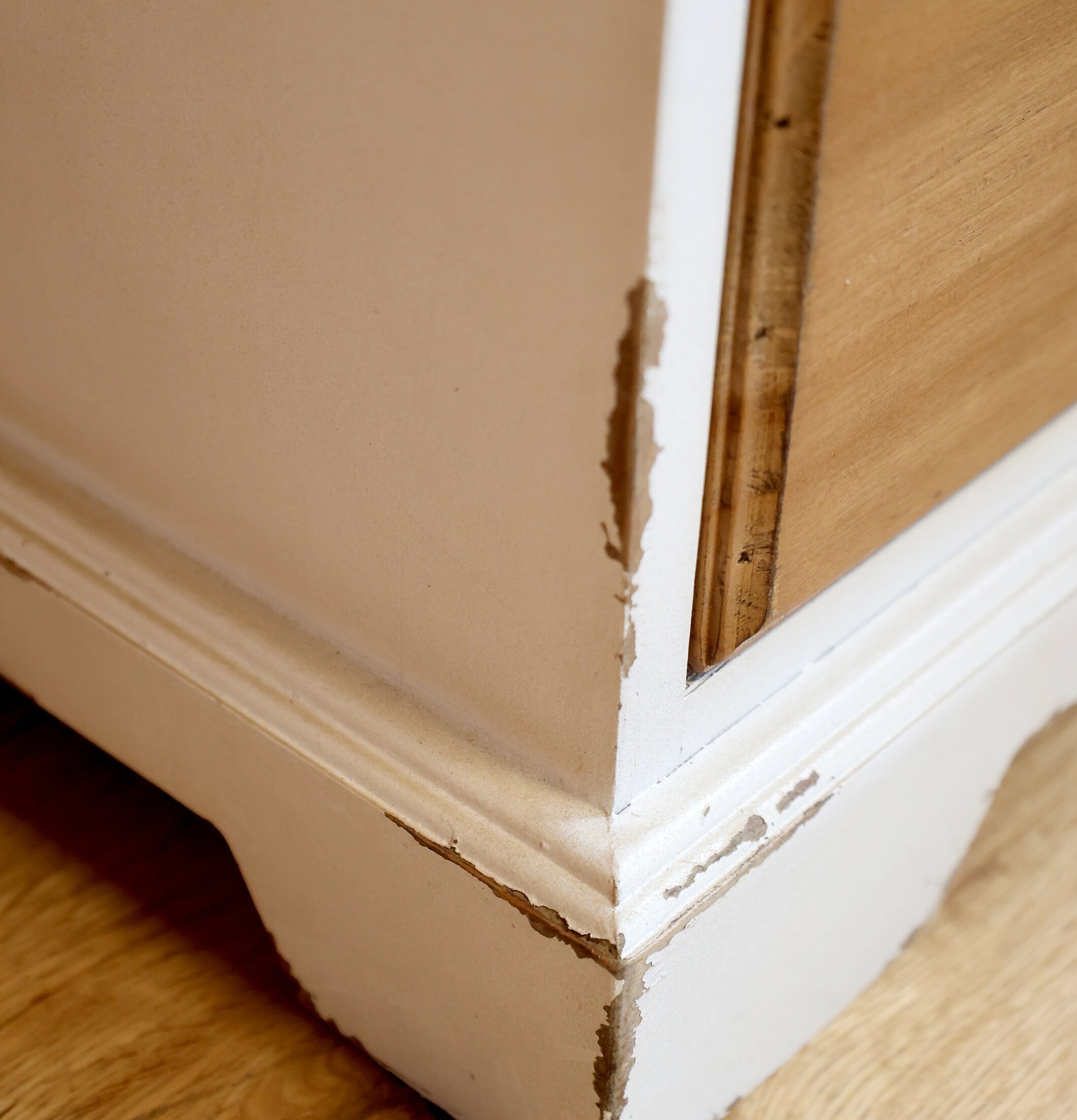 Kommod 16 Lådor Antik Creme från Chic Antique, närbild