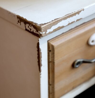 Foto av antik kommod med 16 lådor och slitageeffekt