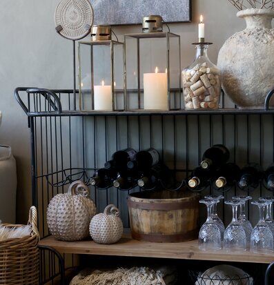 Bild av vintage postvagn med vinhylla och dekorationer