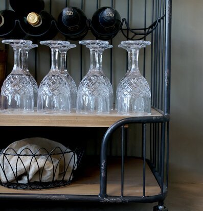 Foto av elegant vinhylla i vintage postvagnsdesign