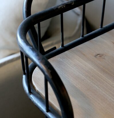 Bild av rustik postvagn med metall och trädetaljer