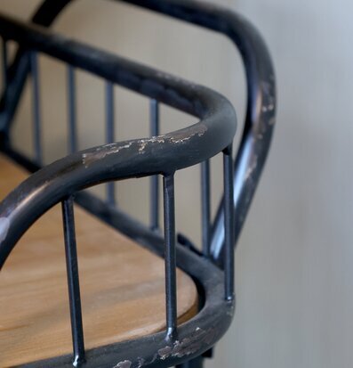 Bild av elegant postvagn med metall och trädetaljer