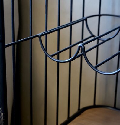 Bild av industriell vinhylla med metall och trä