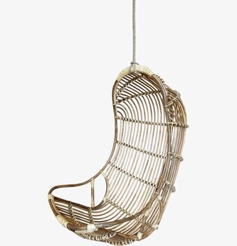 Foto av stilren och funktionell hängstol i rotting