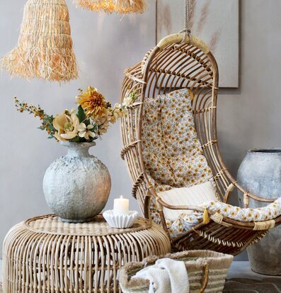 Bild av harmonisk inomhusmiljö med rottingdetaljer