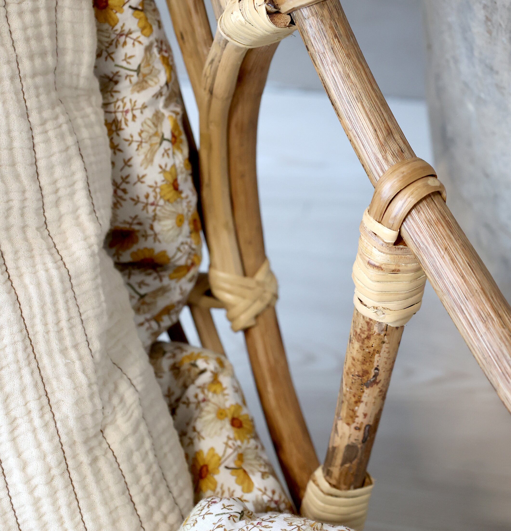 Hängstol Rotting från Chic Antique med blommig kudde