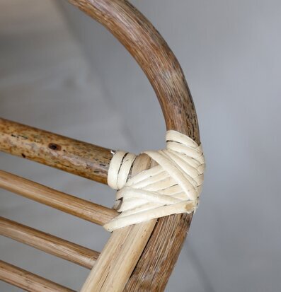 Bild av handgjord rottingstol med naturlig textur