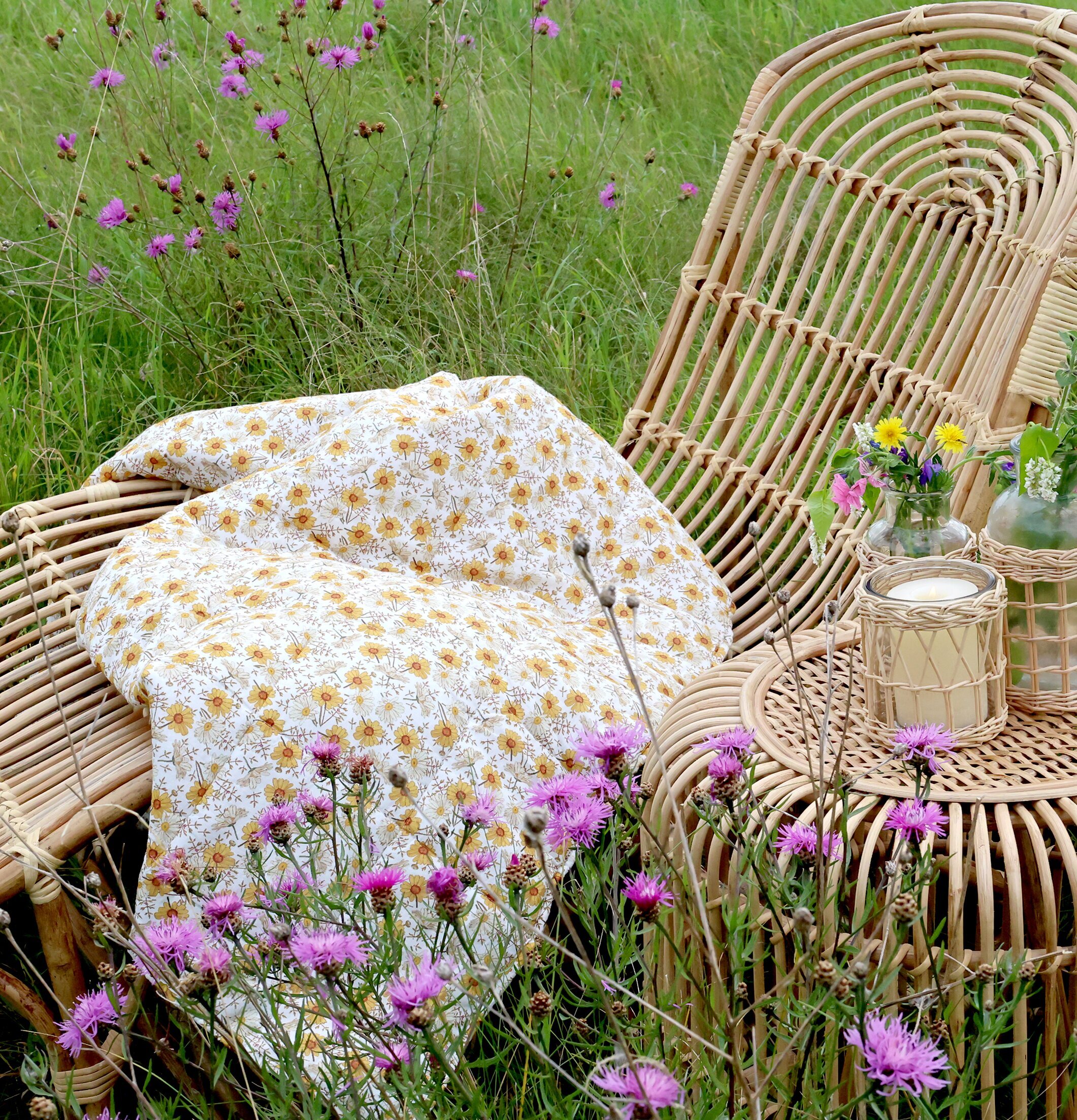 Däckstol Rotting från Chic Antique i frodig trädgårdsmiljö