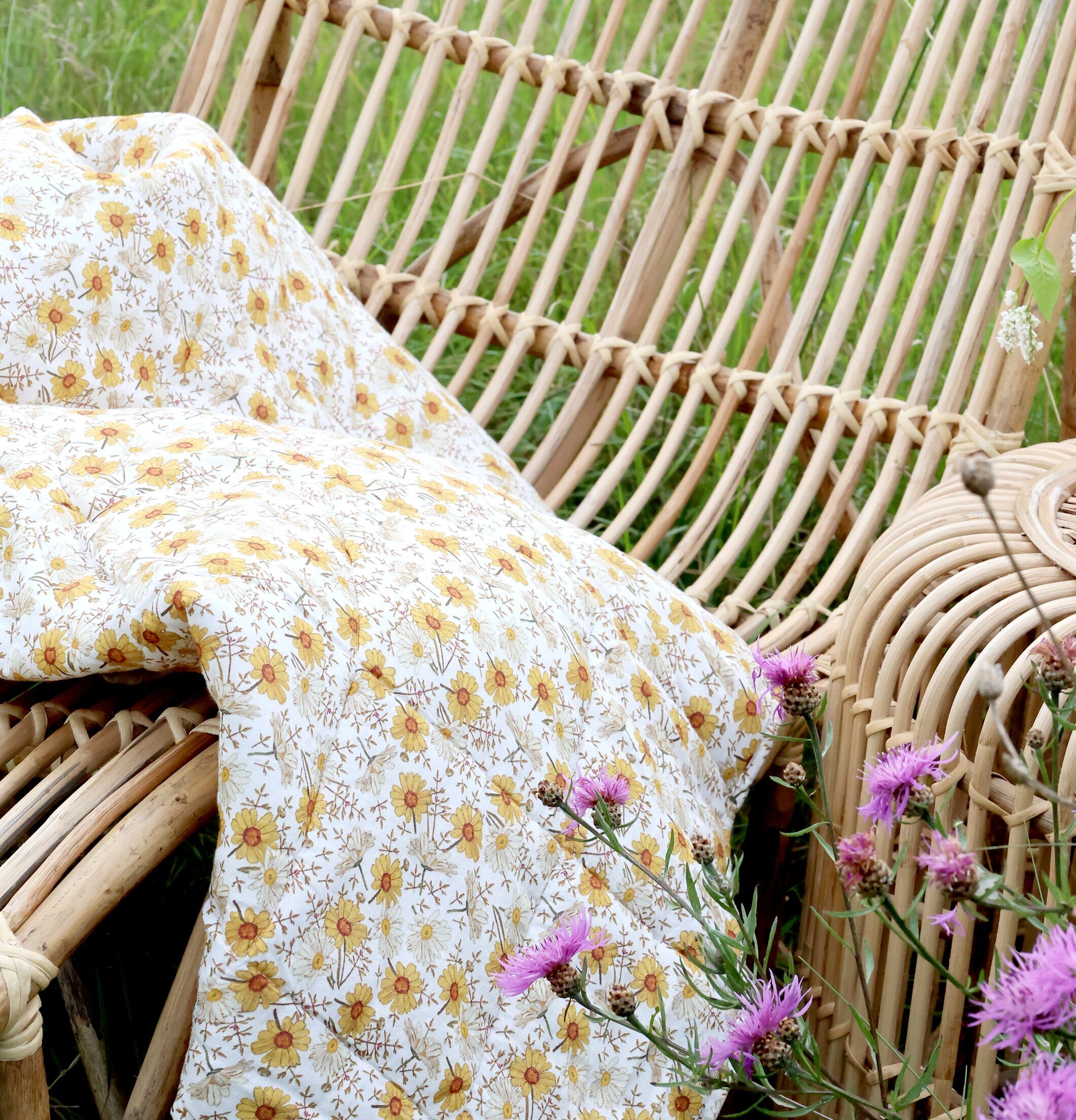 Däckstol Rotting från Chic Antique i grönskande trädgård